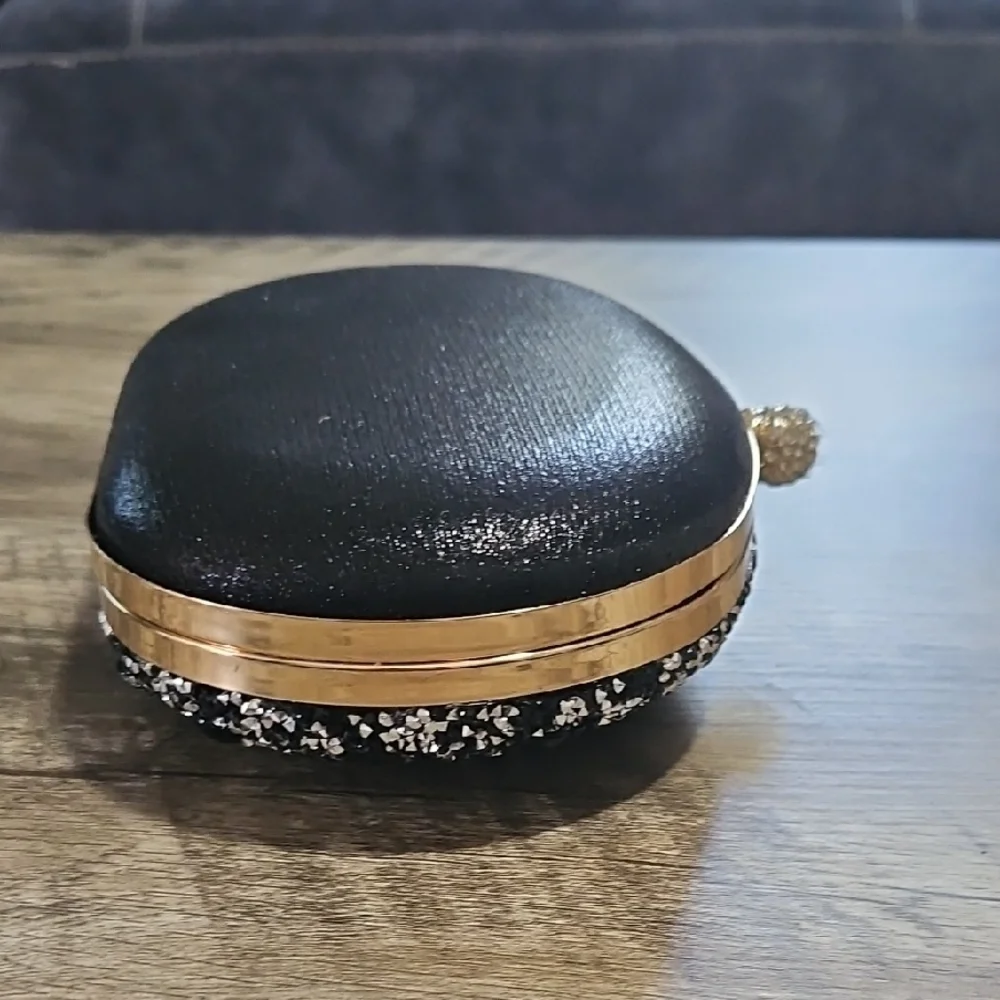 Elegant Black and Gold Crossbody Bag with Ornate Frame - Picture 6 of 11